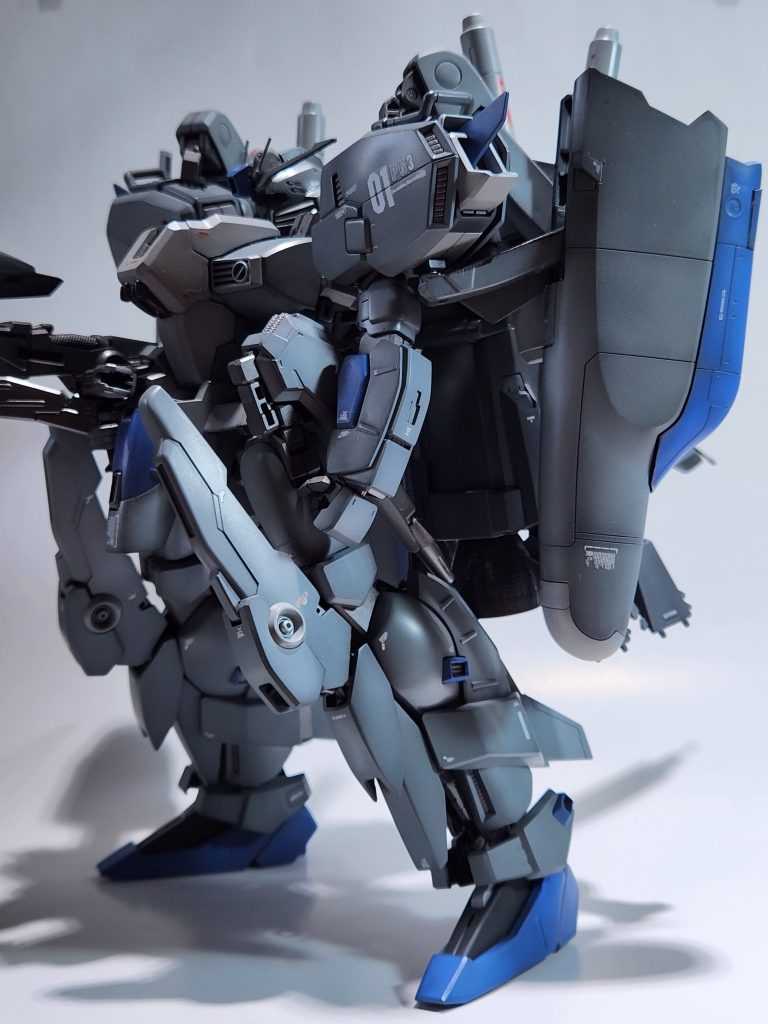 色味と軽いチッピンとデカールを、先制作の二機と並べて違和感無くを心がけて作業しました。しかし三機を並べると、凄く場所を取ります。変形させてみましたが、大き過ぎて画角に収めると迫力無かったので止めました。