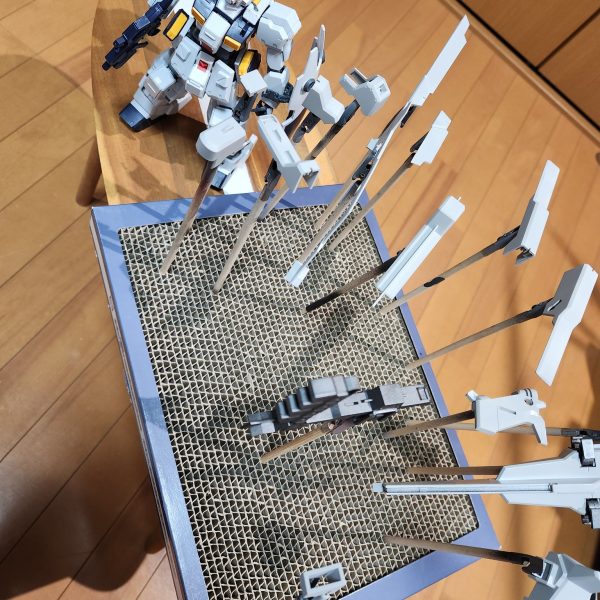 以前から凄く気になっていた、A.O.Zのキットを作っています。先月購入したフルドドをきっかけに、屋根裏からヘイズル改とか色々A.O.Zのキットを引っ張り出して作っています。独特のデザインだし、その後のMSへの系譜的な感じが、以前から気になっていましたが、凄く格好良いなぁと思います。（3枚目）