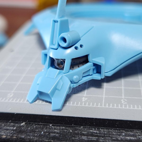久しぶりにHGを作ろうと思い作り始めました。HGでも少し古いキットなので、少しだけディテールとシルエットに手を入れたいと思います。取り敢えず頭部の工作と右腕だけ進めました。のんびり作っていこうと思います。（2枚目）