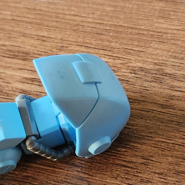 久しぶりにHGを作ろうと思い作り始めました。HGでも少し古いキットなので、少しだけディテールとシルエットに手を入れたいと思います。取り敢えず頭部の工作と右腕だけ進めました。のんびり作っていこうと思います。（4枚目）