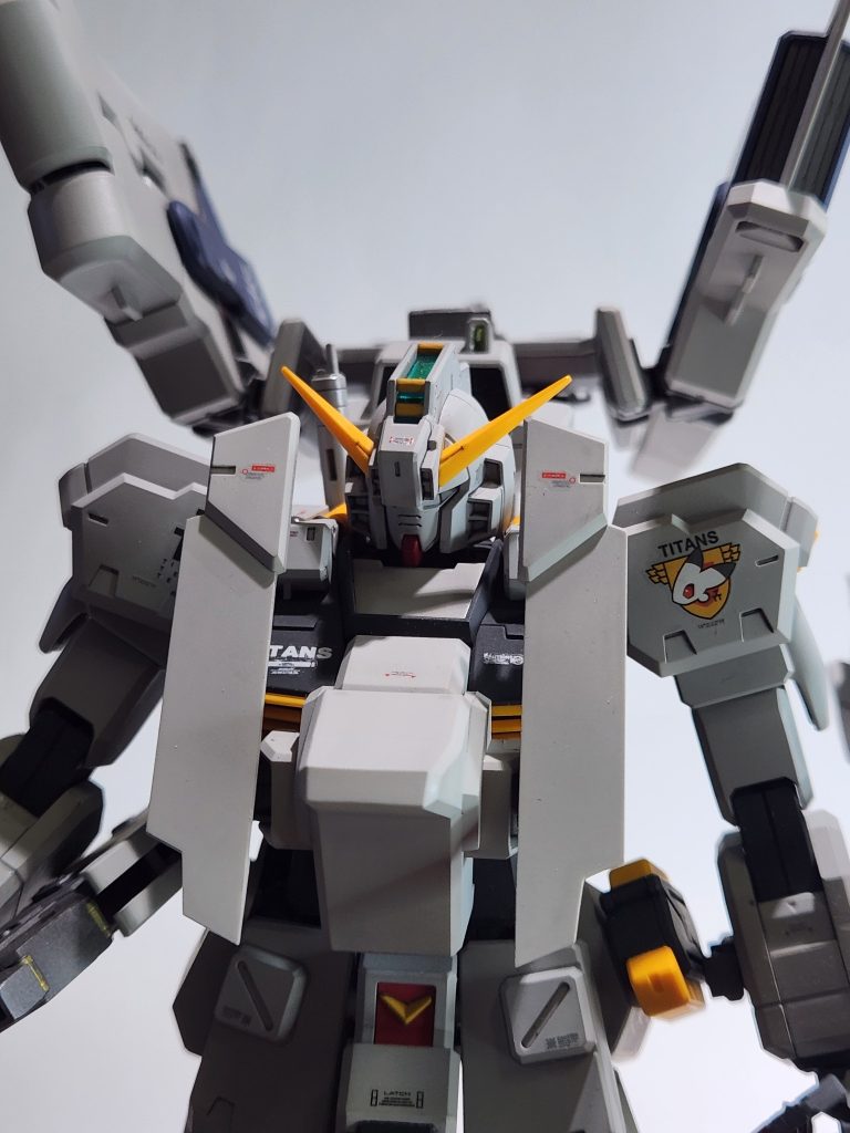 初めてのA.O.Z機体制作でしたが、また色々と楽しく経験しました。エッジと面出しとモールドシャープ化だけで、グラデーションもウェザリングもしない完成品は、色々気を遣うところがあり難しいと思いました。まだまだ経験していきたいです。A.O.Zの背景ストーリーや機体解説も面白くて、私の中のガンダム世界が広がりました。またいつか続きを作ってみたいです。