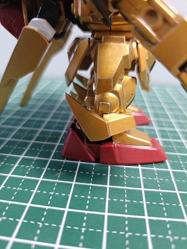 足元のシルエットを整えるため、アンクルガードをプラ板で延長しました。​サイドアーマーは、キットそのままでは箱型すぎたため、一度切り出しを行ってからプラ板で形状を変更し、それっぽく仕上げています。作業の途中で「もう少し面を増やして情報量を上げればよかったかな」とも思ったのですが、既に塗装を始めてしまっていたため、全体のバランスを優先してこのまま進めることにしました。結果的に、コンセプトである「それっぽさ」を十分に担保した良い落としどころになったと感じています。&nbsp;