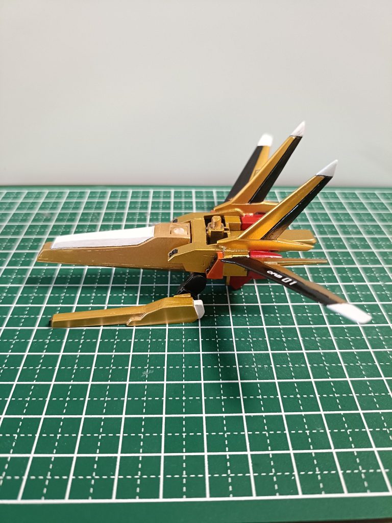 ​本作の最大の見せ場として、エールストライカーを徹底的に加工し、アカツキの換装装備である「オオワシ」を再現しました！設定通り、ちゃんと単体で「支援機」にも変形・分離できます。​【主な工作内容】​スクラッチ＆形状変更：機首とビーム砲をプラ板でスクラッチし、航空機らしい尾翼を追加しました。元のサーベルラックはバッサリ切除してダクト形状へと変更しています。​インシュロックの流用：新設したダクト内にも、インシュロックを切り出したギザギザを仕込んでそれっぽいディテールを作っています。​バーニア周りの強化：元々のバーニアラックは底面が抜けていたのでプラ板で底面を追加。さらに密度感を上げるため、中央にも縦2列のバーニアラックを新設・増設しました！