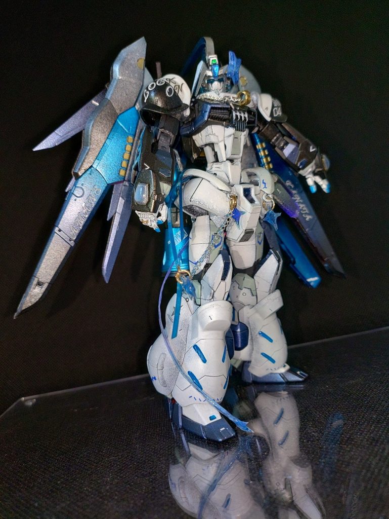 RGディスティニーガンダムに100均素材やジャンクパーツを盛り付けました。グシオンから引っ剥がしたルーズソックス風装甲がお気に入りデス！