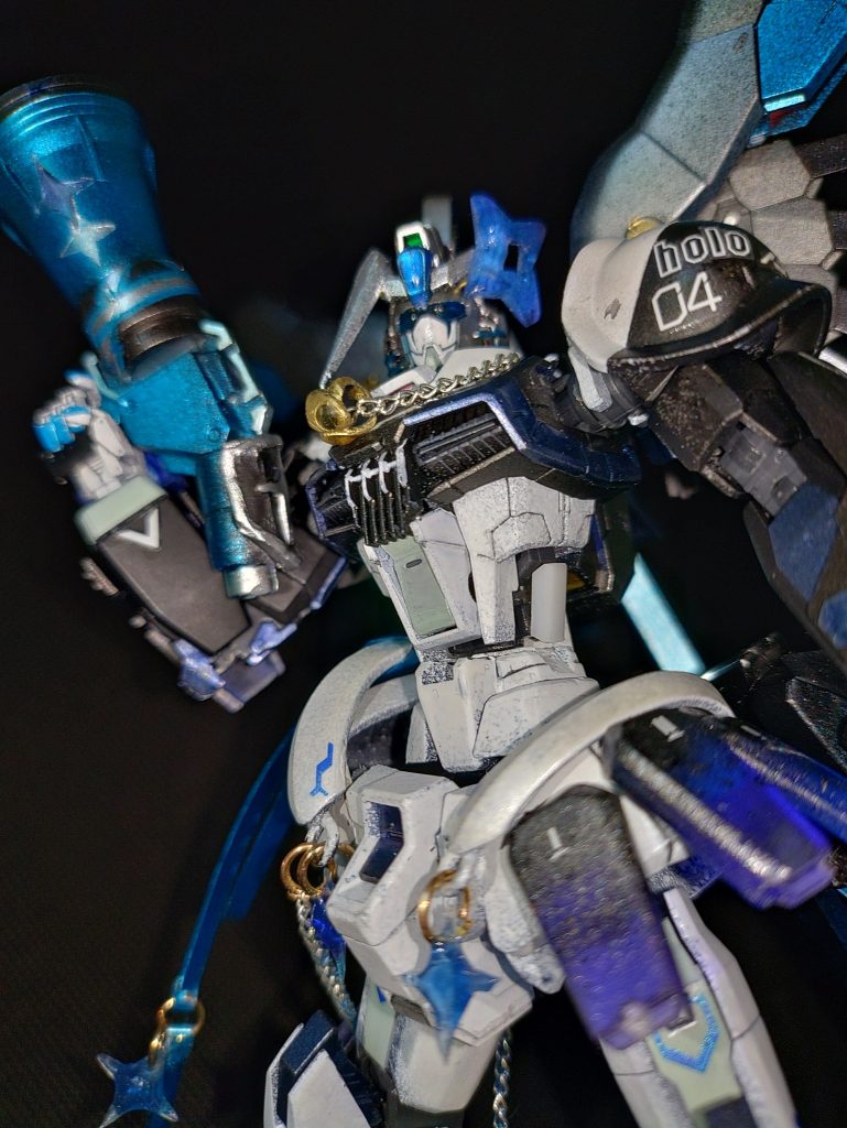 ジャンクパーツを掛け合わせてメガホンを製作。胴体は胸部装甲を削って慎ましく（握り潰されそう）首元にはドッグタグに替わり伝説のドラゴンさんとのペアリングを無くさないように掛けています🐉