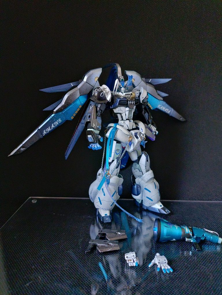 いつものウェポンロードディスプレイは立膝が難しいので直立姿勢💧武装は以下の通り。■Triggerハンドガン2丁■メガホンランチャー1丁■腰部可動スラスターキャノン■握力59.9㌔フィンガー