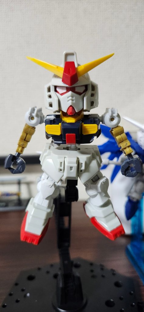 CSフレーム組み込んで、ツインアイを貼ったところ。素体のマイフリはSDフレームで飾ってます。