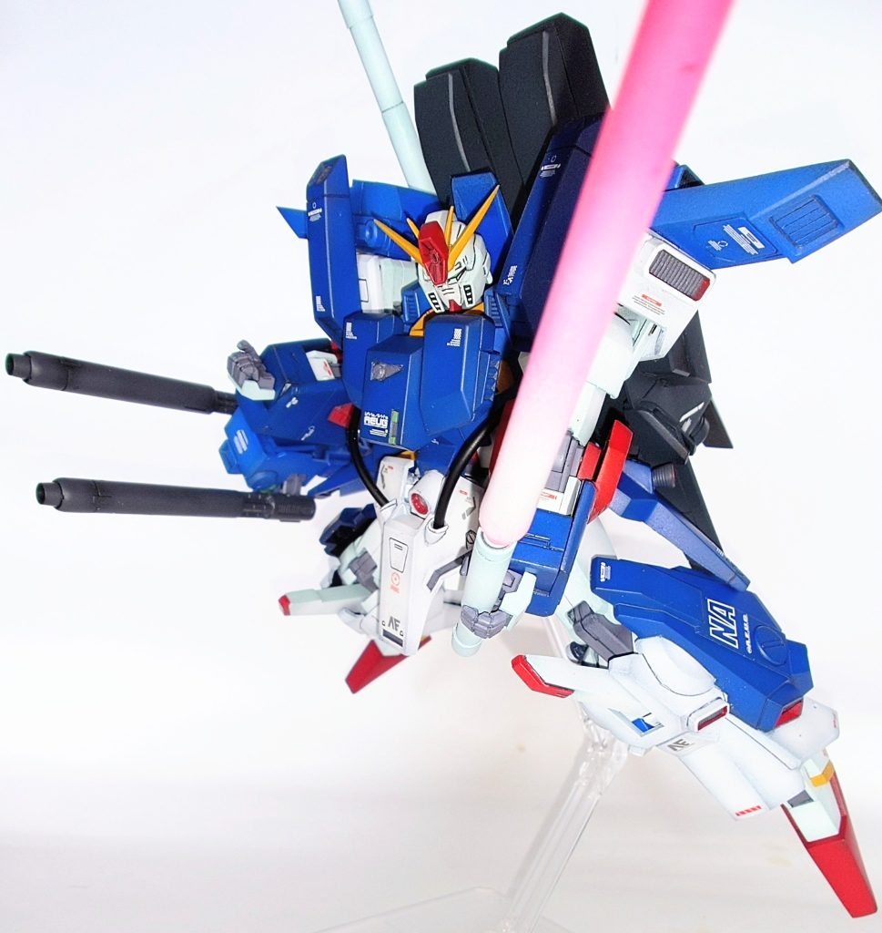 ビームサーベルは１/６０用の物を中程で切断して１/１００の軸を埋め込んでボリュームアップ