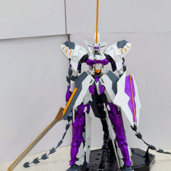 ◯◯っぽいロボの本体に塗装しました。アクリルガッシュ筆塗りのうえつや消しを吹いています。初めてのミキシングと筆塗りのムラなどでアップだと大分粗がありますが、生存報告も兼ねて投稿します。残るは台座なのでこちらも製作を進めようと思います。（2枚目）