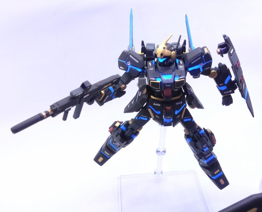 ポージング。ライフルにも金でワンポイント。