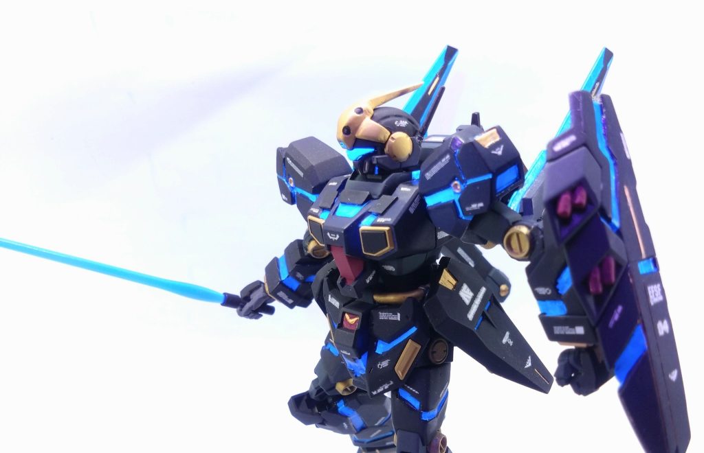 ハンドグレネードが無くなった腰にはルブリスウルからパーツを拝借。サーベルも合わせて青にしました。首周りのパーツも野暮ったいのでカット。頭部の角はギラ・ドーガの余ってたやつ。ちょっとヤクト・ドーガぽくなりました。