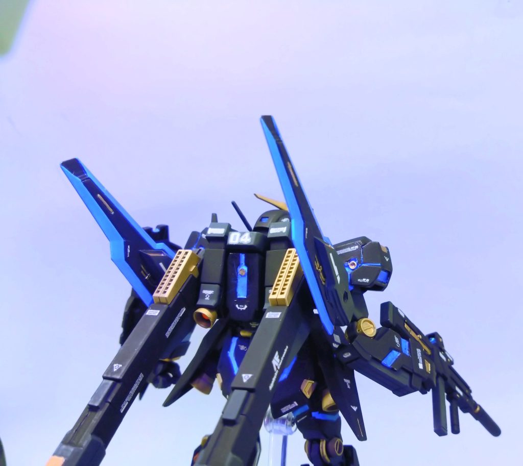 特別機らしく装備も強化し、単独で闘えるようにしました。ビルドパーツのバインダーガンから流用しファンネル的なモノをイメージしてます。グリフォンの羽。ジェスタはνガンダムの80%程の戦闘力らしいじゃないですか。オイオイちょっと待てよと。コレがお待ちかねの100%だ！💪🕶️
