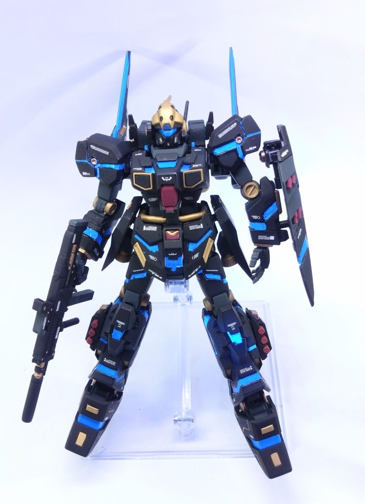 サイコフレームを蛍光ブルーで塗装し、UVライトで発光させてます。が、ライトの位置が安定せず光り方がマダラに。ヌルい目で見て頂ければ。首周りや胸元等パーツ削ったりプラ版貼ったりしてます。