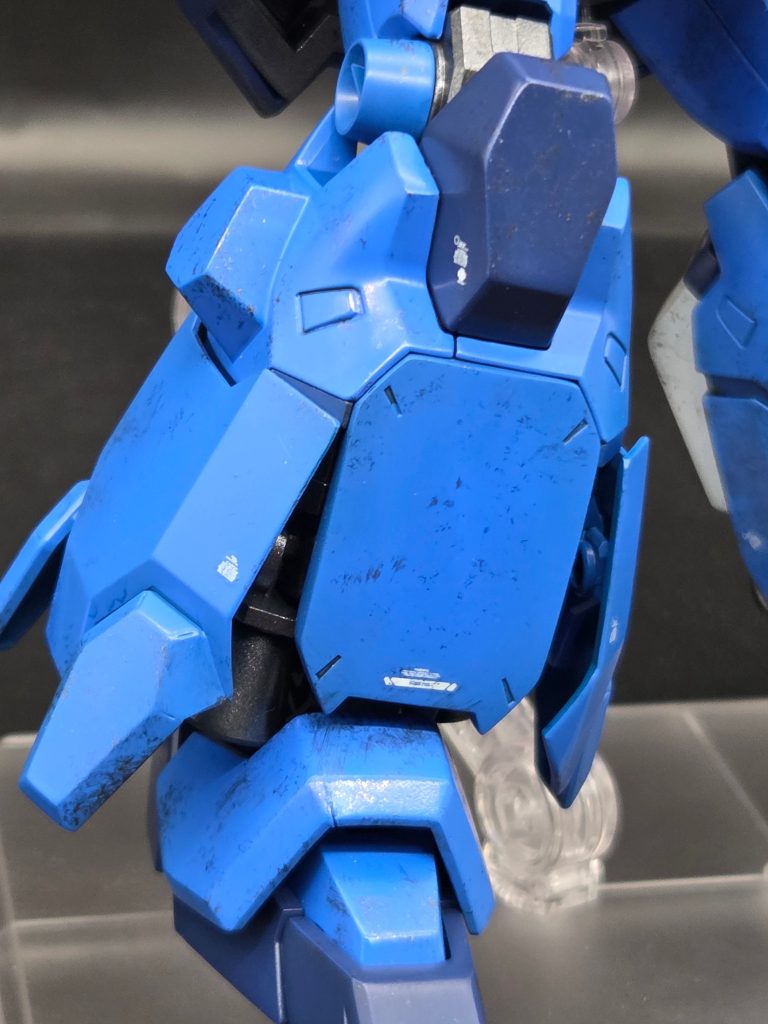 脚部は、展開ギミックがあってバーニアチラ見えするのがとてもいいです。