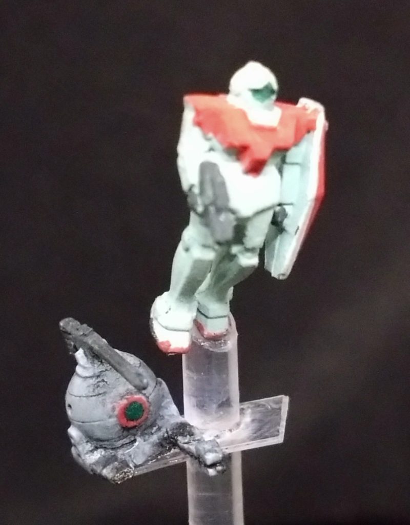 ジム＆ボールボールの方は加工中に片方のアームが破損して紛失してしまい一度へこんだのですが、なんとか生かしたく、戦闘中に行方不明になったボールが仲間のジムに発見され、機体は大きく損傷したがパイロットは無事帰還を果たした。ボールのパイロット「アームがやられただけだ。問題ない！」という様なシーンとしてみました💦