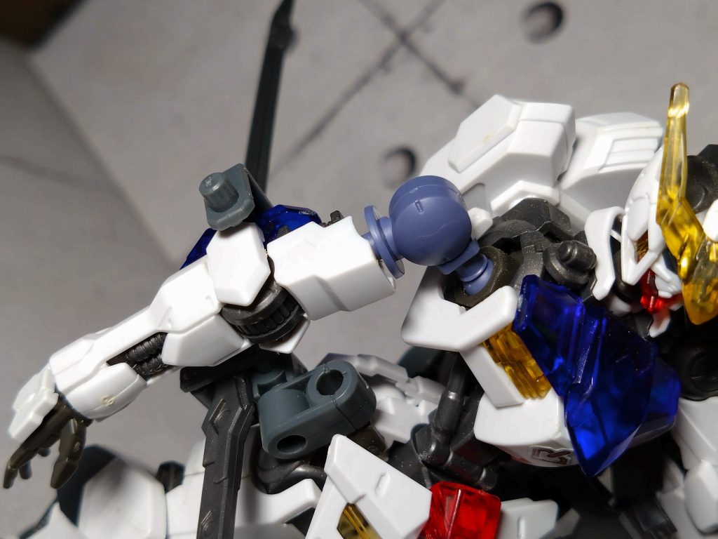 肩アーマーは関節ごと30mmのものにガントレットは肘の3ミリ穴にジョイントパーツ付けてます