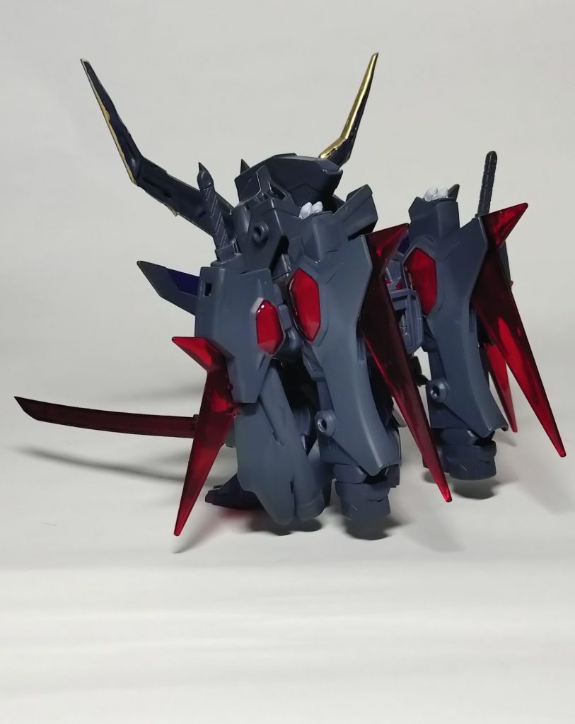 背面にはイヴリースチョッパーファンネルとイヴリースバスターファンネルをそれぞれ2つずつ搭載。バスターファンネルにはミサイルもついてます。