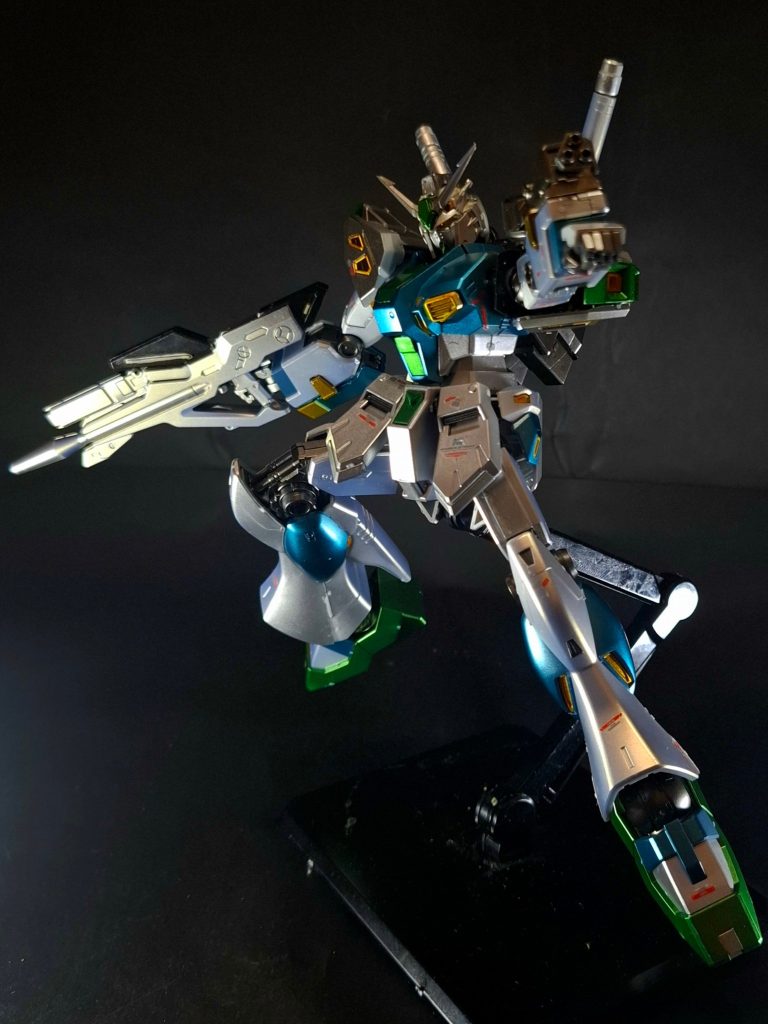 サブアーム・ビーム・サーベル腰部追加装甲に格納されている隠し腕。劇中ではΞガンダムに掴まれ身動きを取れなくなった時に使用。Ξガンダムの右胸から右頬までにかけてを焼くことに成功した。外観は増加装甲ユニット「HWS」の腰部追加装甲と同形状のものであることから同型と思われる。隠し腕の機能もこのHWSから引き継がれている。腕部90mmガトリング砲本来左腕に装備されていたビーム・スプレーガンから換装されている。