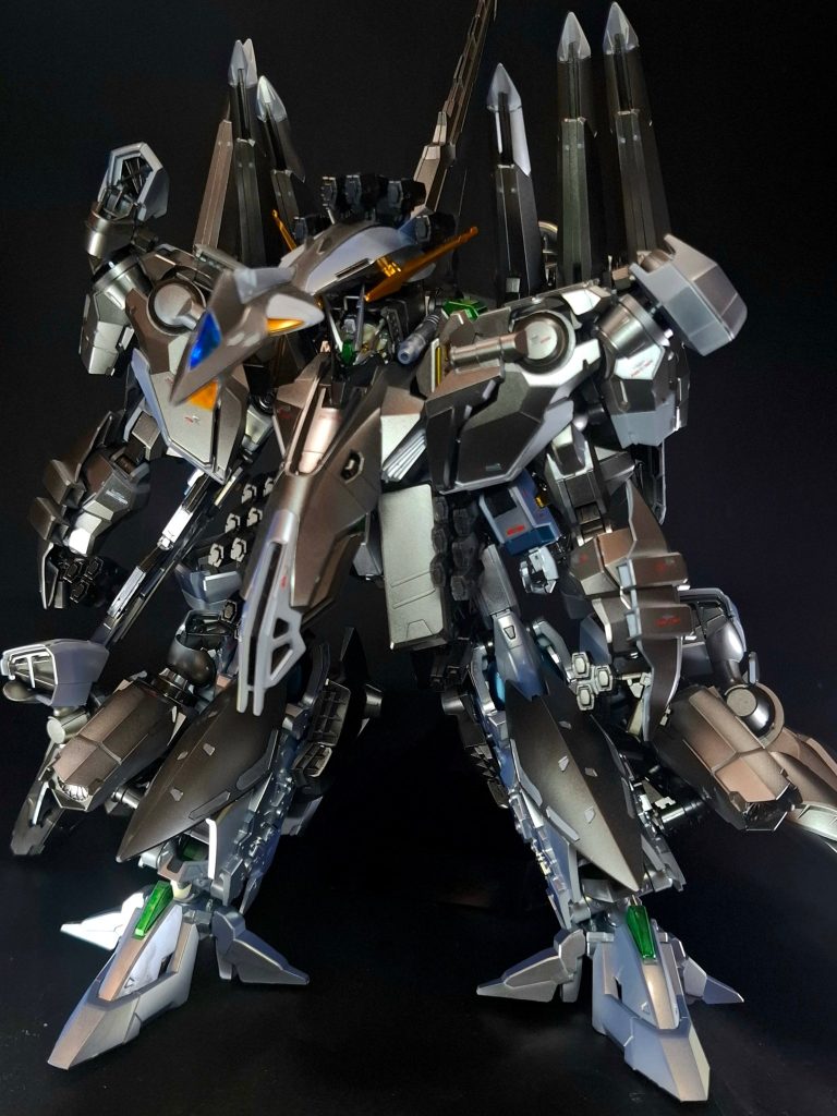 シェルフ・ノズル本機の製造時には未完成であったミノフスキー・フライト・ユニットの代替案として旧型エンジン技術であるプラズマ・ジェット・エンジン式推進システムを利用した装備。本機は全身の各所に計20基を装備しており、これらを並列運用することでペーネロペーに匹敵する高速飛行を可能としている。意図していたかは不明だが、機体上部に左右の計6基搭載されたシェルフ・ノズルはどことなく見た目がフィン・ファンネルに似ている。