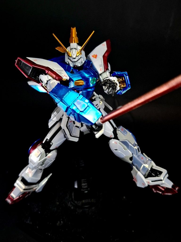 ビームソードガンダリウム合金製の装甲をも両断するビーム刀。侍の大小（太刀と脇差）のように長さの違うユニットを左腰に装備しているが、長さを別にすればビーム刃の出力は同レベルである。通常の斬撃の他、スーパーモード時にはシャイニングフィンガーの全エネルギーを送り込み巨大なビーム剣を形成する「シャイニングフィンガーソード」を使用する。オープニングやシャイニングフィンガーソード使用時には、サイドアーマーごと取り外して抜刀しており、その際に刀身に「G.GUNDAM」の文字が光る。