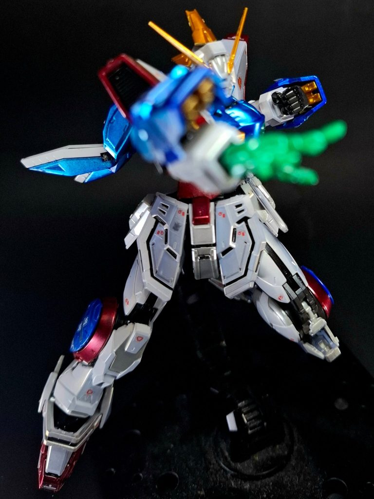 シャイニングフィンガーシャイニングガンダムの必殺技。指の各関節から噴出する液体金属でマニピュレーターをコーティングした状態でエネルギーを放出。そのエネルギーで掴んだ物体を粉砕する技。左右どちらの手でも発動でき、エネルギー弾の発射やエネルギーの放射による遠距離攻撃も可能。技名を叫ぶ前には基本的に「俺のこの手が光って唸る！お前を倒せと輝き叫ぶ！必殺！」の口上が入る。ガンダムファイト条約第1条「頭部を破壊されたものは失格となる」のルールに対し、対象の部位をピンポイントで破壊できるという点が強いアドバンテージとなっている。余談だが、放送前後に漫画雑誌『コミックボンボン』に掲載されていた漫画では情報量が足りていなかったため、前口上が「ドモン拳 奥義！！」となっている（単行本ではTV版に準じた物へ修正済み）[3]。