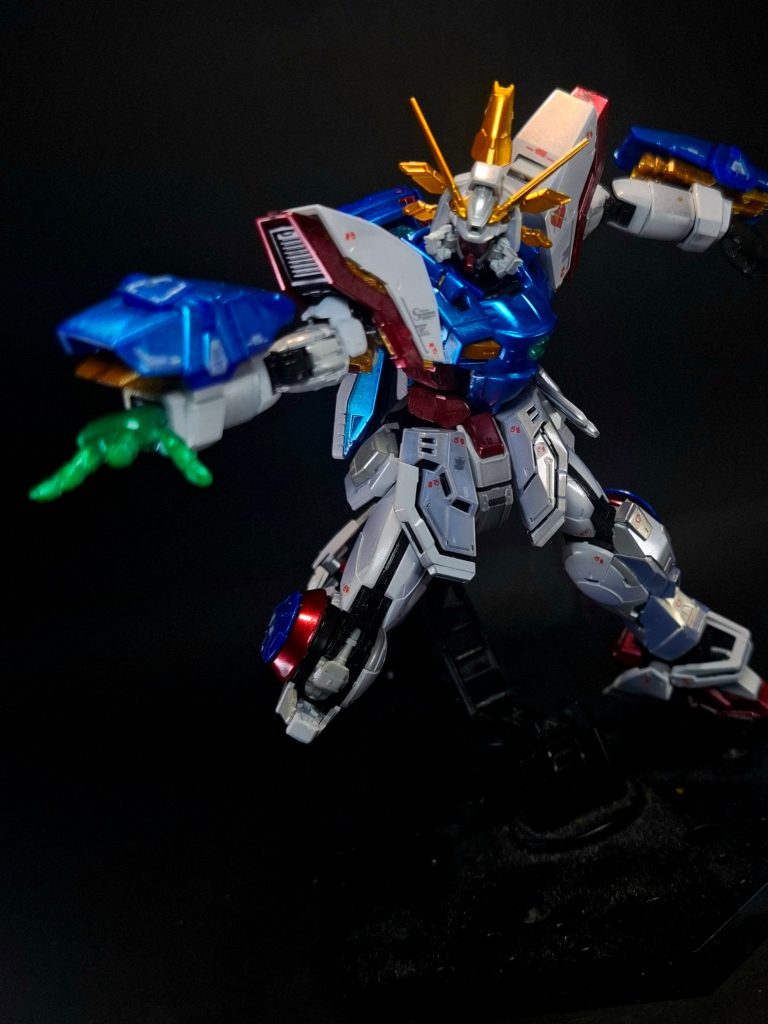 シャイニングガンダムは、搭乗者の身体能力のみならず感情をピックアップする事で機体性能のポテンシャルを圧倒的に向上させていたが、怒りという言わば「負」の感情をスーパーモード発動のトリガーとしていたため、純粋な「闘い」においてはある意味で阻害要因となっていた。ガンダムファイトはガンダムファイター同士が互いの拳と拳で語り合うという、ある意味で通常のスポーツよりも純粋な魂の研鑽の場でもあり、安易な怒りの濫用は、ある意味で感情や身体機能のドーピングであったと断ずる事もできた。また、スーパーモードを怒りの感情を必要とせず、自在に発動出来るようになってからは、ドモンにとってシャイニングガンダムの最強モードは既に最強たり得ず、機体そのものがガンダムファイターの「器」について行けなくなっていた。それでも、ドモンがサバイバルイレブンを戦い抜き、明鏡止水の境地に達する事が出来たのは、シャイニングガンダムの存在があったればこそであるという事実は揺るぎない。