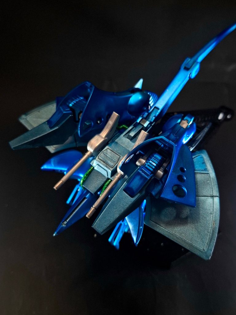 特殊機能変形モビルアーマー形態に変形可能。その姿はエイを髣髴とさせる。