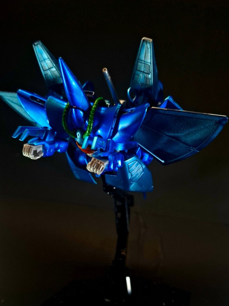腕部クロー両腕に装備。MS・MA両形態で使用可能。ガンダリウム合金の装甲を容易に切り裂く事ができる。MA形態時にはランディングギアとしても使用される。