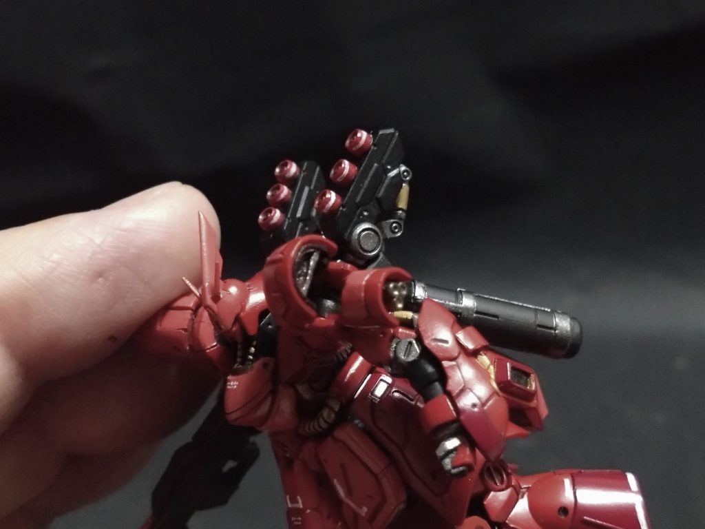 おなじく肩のアーマーも分厚かったので足の裾と同じ理屈で薄く見せてみました！