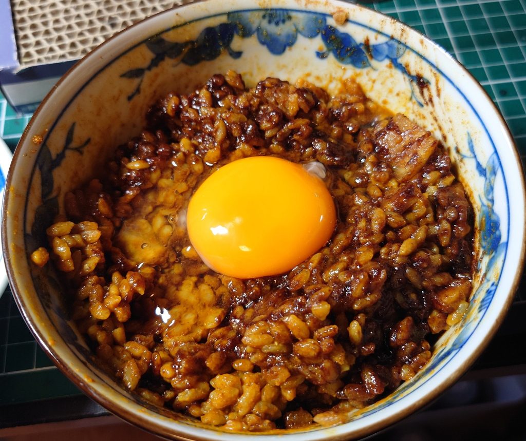 　飯テロ　笑　製作中に腹すいたので、大阪の自由軒みたいなカレーライス食べたかったので、カレーにご飯をまじぇまじぇして、卵黄のせました美味しかったです　笑