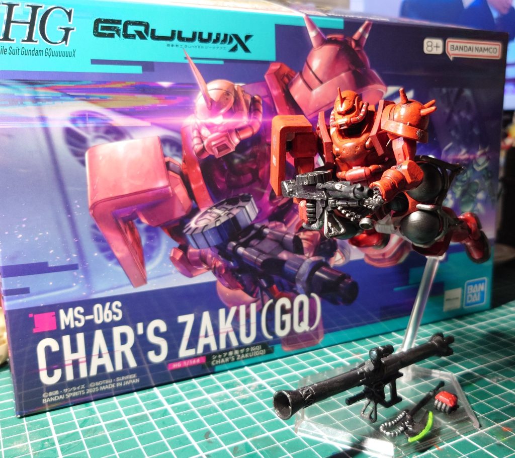 はい！　遂にGQザク作りました　シャア・ザクなんですが、私、シャア専用機はどうしても色替えしたくなる病気でして　笑　モンザレッドとメタリックレッドでシーマ・ガラハウ専用機にしました　手柄はシャアが根こそぎ持っていったので、エースパイロット達も野にくだっております　まあ、その方が生き延びる事はできるよね