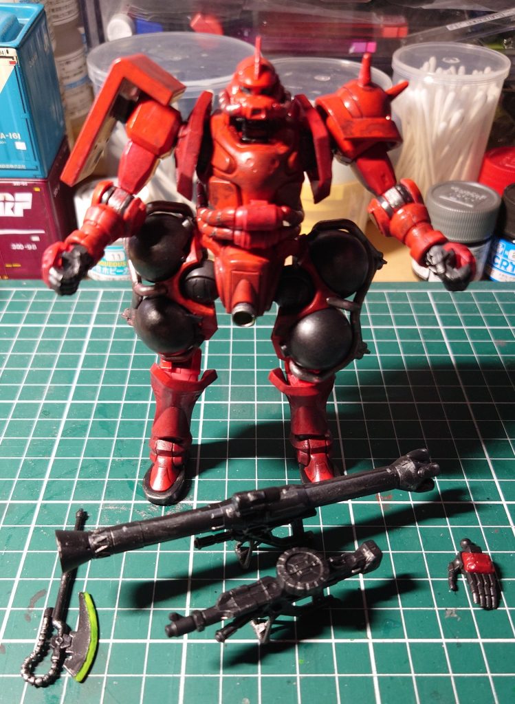 　塗装レシピは、フレームや武器は黒サフ　赤い部分はアクリジョンのベースレッドを筆塗り　フレーム・武器はシルバーでドライブラシ、バズーカのスコープは底にシルバー塗ってから青系のレジンで埋めてます　大腿部のタンクは、メタルブラックとシルバーを半々で塗装　支えるパイプはシルバーを重ね塗り　頭・胴体・腰・前腕・肩盾とスパイクショルダー・大腿部はモンザレッド、二の腕・膝から下はメタリックレッド　こうして見ると、あまり差がない　笑　デカール貼って、シェイドブラックでウエザリング、乾いてからつや消しトップコートかけました　シェイドブラック使うのは初めてですが、楽ですね　もっと早く使っておけば良かった　笑