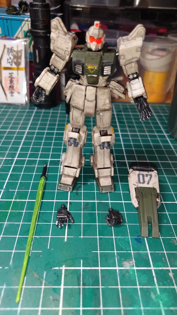 　はい！　GフレームFAの08小隊スペシャルから、陸戦型ジムを作りました　　胸部やシールド、ゲタはオレンジ色でしたが、黒サフしてカーキグリーンに塗装　他は半光沢トップコートしてからガンダムアッセンブルカラーのシェイドブラック・シェイドブラウンでウォッシング　初めてやりましたが、塗料が優秀なので簡単にできて、製作時間も短縮できました　付いてきた武装は一旦そのまま　ザクヘッドを掴んで迫りくるジムを思いついたので、製作　ジムパイロットの設定は考えてません　笑