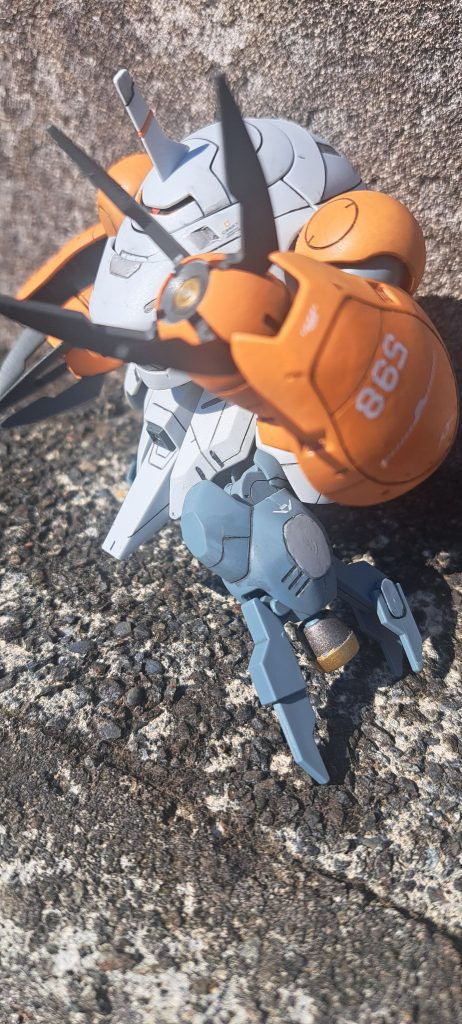 キットはモンキーロディとクラブロディか選べるので迷わず、コチラの方を選びました。部分塗装:オレンジ部、差し色、クロー、バーニア　　少しスジボリ追加して、墨入れ、デカール貼り、艶消し仕上げです。デカールは水星の魔女用を応用＋あり合わせを使用。