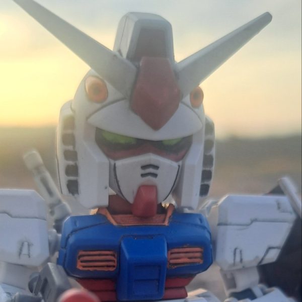 夕日にガンダム立つ