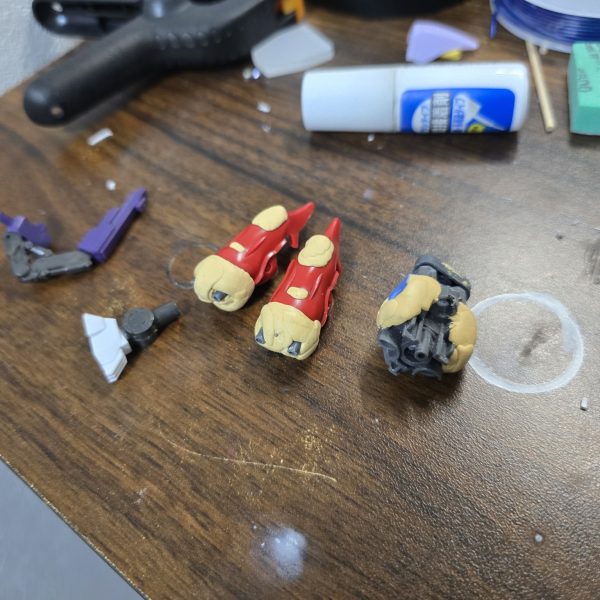 制作を進めております、自分専用機。エアリアルの自前の角が折れましたが、ユニコーンの角がほぼ無改造でミラクルフィットしました…こういう時、ミキシング冥利に尽きるというか幸せですよね！お口も少し延長してみました！その他パテを盛り盛り、ヤスリをかけかけサフ吹きまで終わりました！下地は何色にしよう…無難に黒で塗りつぶしていいのかな…どんどん進めて行くぞ(*´ω｀*)&nbsp;（2枚目）