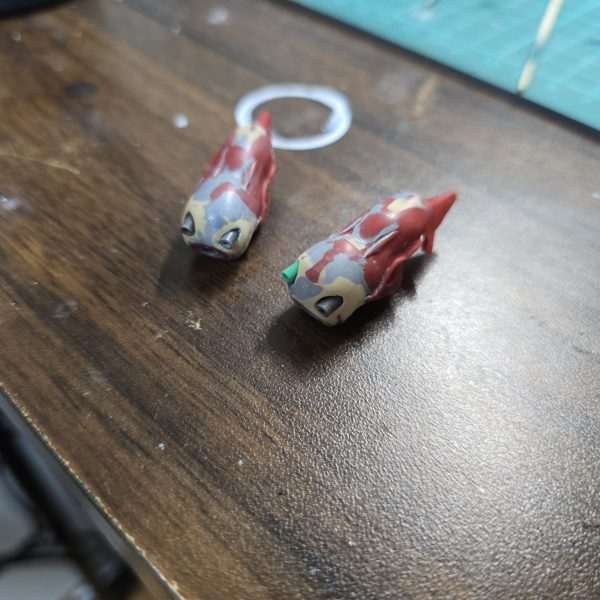 制作を進めております、自分専用機。エアリアルの自前の角が折れましたが、ユニコーンの角がほぼ無改造でミラクルフィットしました…こういう時、ミキシング冥利に尽きるというか幸せですよね！お口も少し延長してみました！その他パテを盛り盛り、ヤスリをかけかけサフ吹きまで終わりました！下地は何色にしよう…無難に黒で塗りつぶしていいのかな…どんどん進めて行くぞ(*´ω｀*)&nbsp;（3枚目）