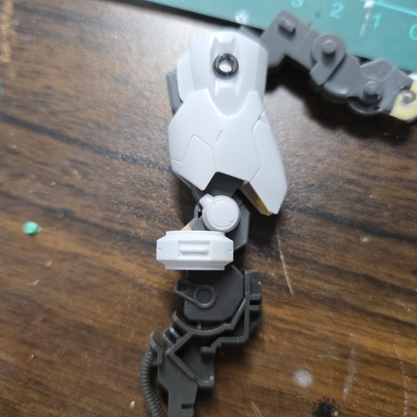 制作を進めております、自分専用機。エアリアルの自前の角が折れましたが、ユニコーンの角がほぼ無改造でミラクルフィットしました…こういう時、ミキシング冥利に尽きるというか幸せですよね！お口も少し延長してみました！その他パテを盛り盛り、ヤスリをかけかけサフ吹きまで終わりました！下地は何色にしよう…無難に黒で塗りつぶしていいのかな…どんどん進めて行くぞ(*´ω｀*)&nbsp;（4枚目）