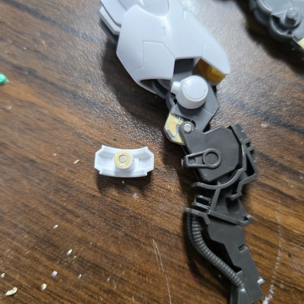 制作を進めております、自分専用機。エアリアルの自前の角が折れましたが、ユニコーンの角がほぼ無改造でミラクルフィットしました…こういう時、ミキシング冥利に尽きるというか幸せですよね！お口も少し延長してみました！その他パテを盛り盛り、ヤスリをかけかけサフ吹きまで終わりました！下地は何色にしよう…無難に黒で塗りつぶしていいのかな…どんどん進めて行くぞ(*´ω｀*)&nbsp;（5枚目）
