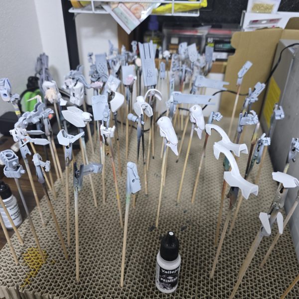制作を進めております、自分専用機。エアリアルの自前の角が折れましたが、ユニコーンの角がほぼ無改造でミラクルフィットしました…こういう時、ミキシング冥利に尽きるというか幸せですよね！お口も少し延長してみました！その他パテを盛り盛り、ヤスリをかけかけサフ吹きまで終わりました！下地は何色にしよう…無難に黒で塗りつぶしていいのかな…どんどん進めて行くぞ(*´ω｀*)&nbsp;（6枚目）