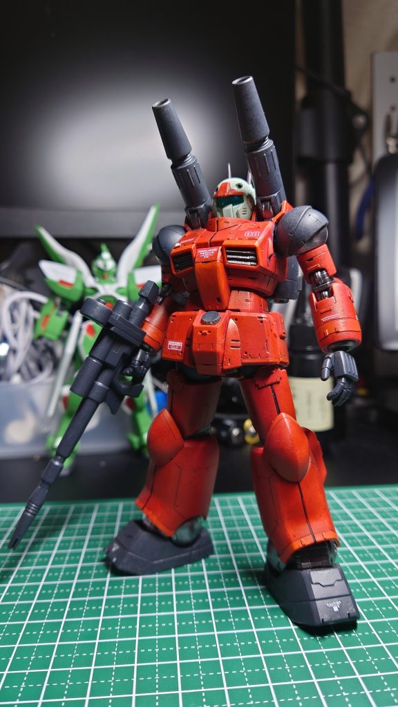 今回もガンダムマーカーで全塗装しました。色は、ジオン系の色で塗ってみました。