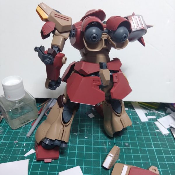 今日で連休最終日。息子を送って行くというミッションをこなす為早朝から少し制作。ビームバズーカはこんな感じでまとまりそうです。そろそろ本体なのですがメッサーってバックパックがカッコ悪いなぁって思ってました。どうにかしてみようとプラ板重ねて接着中。今日はここまでか…。&nbsp;（2枚目）