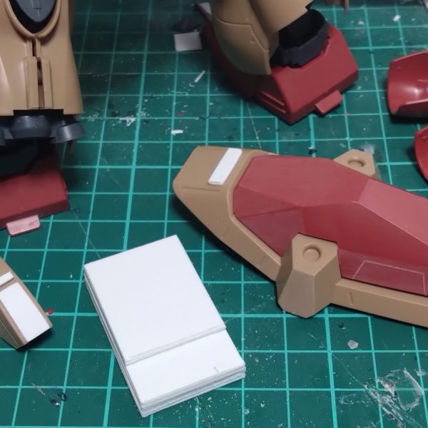 今日で連休最終日。息子を送って行くというミッションをこなす為早朝から少し制作。ビームバズーカはこんな感じでまとまりそうです。そろそろ本体なのですがメッサーってバックパックがカッコ悪いなぁって思ってました。どうにかしてみようとプラ板重ねて接着中。今日はここまでか…。&nbsp;（4枚目）