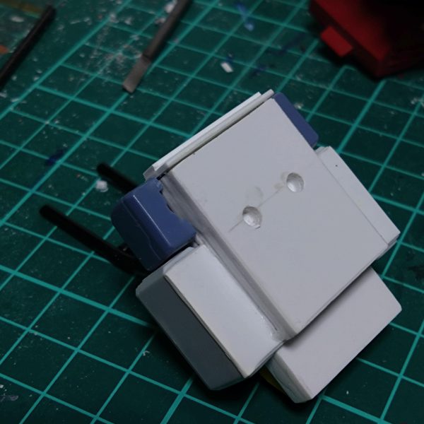 プラ板重ねて箱状にした物にジャンクパーツ追加してバックパックが現在こんな感じになりました。今後は本体部分のディティールアップしていきます。（2枚目）