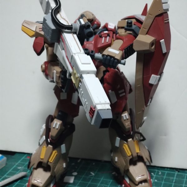 まだディティール追加するつもりてしたが現在の進みを見たくてサフを軽めに吹いてみました。ビームバズーカは威力も考え両手持ちできるようにしました。ディティール追加はもういいかもなー。サフ状態見てしまうと塗装したくなりますね。ただカラーをどうするか迷い中。ジオン量産型カラー？陸戦仕様？等どうしようかなーって考え中です。（2枚目）