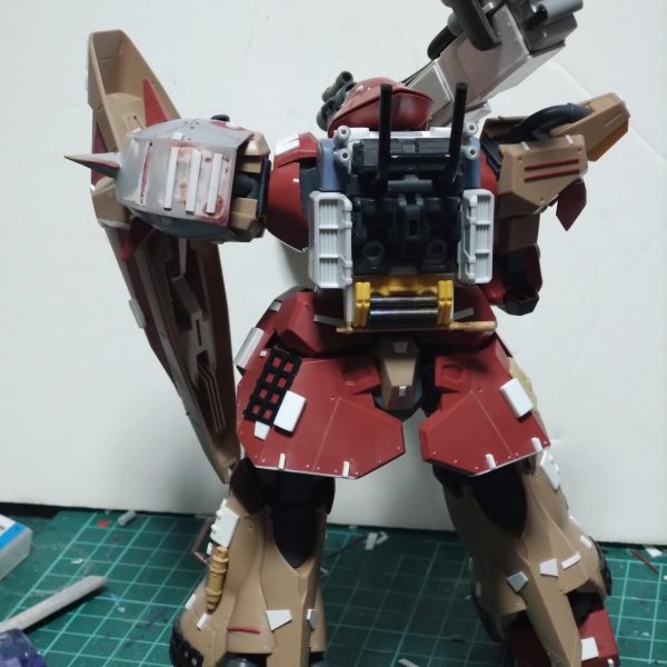 まだディティール追加するつもりてしたが現在の進みを見たくてサフを軽めに吹いてみました。ビームバズーカは威力も考え両手持ちできるようにしました。ディティール追加はもういいかもなー。サフ状態見てしまうと塗装したくなりますね。ただカラーをどうするか迷い中。ジオン量産型カラー？陸戦仕様？等どうしようかなーって考え中です。（3枚目）
