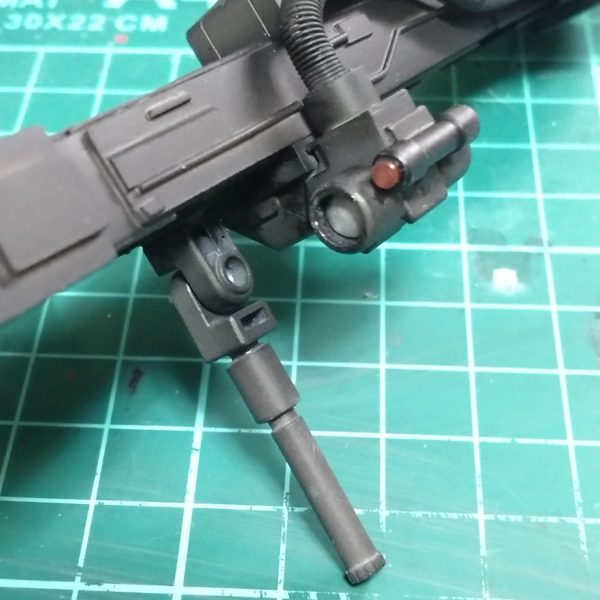 頭パーツを少し塗装してみましたが全体に艶消しブラック使ったほうが良さそうだと考え用意してると…久々にやってしまいました。😱気を取り直してビームバズーカのスコープ、センサー部分の仕上げをしようと現在こんな感じです。細い方にはクリアカラーのランナー軸を切って断面ヤスって取り付け。他は乾燥後に取り付け予定です。（2枚目）