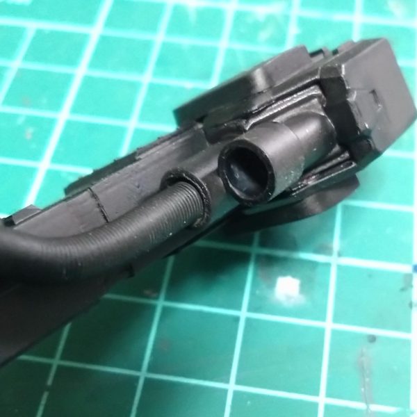 頭パーツを少し塗装してみましたが全体に艶消しブラック使ったほうが良さそうだと考え用意してると…久々にやってしまいました。😱気を取り直してビームバズーカのスコープ、センサー部分の仕上げをしようと現在こんな感じです。細い方にはクリアカラーのランナー軸を切って断面ヤスって取り付け。他は乾燥後に取り付け予定です。（3枚目）