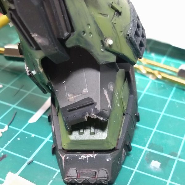 今日はシールドにダメージを与えてみました。ツルッと手元が滑って指先にダメージもありましたが😅ついでに脚の装甲にも少しダメージ加工。そろそろディティール量も十分、ダメージ加工はやり過ぎ注意なので塗装に入ろうかと思います。（2枚目）