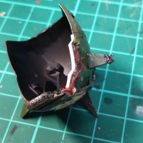 前回のドアンザクっぽい内部フレームはこんな感じになりました。分かりにくいですね。🤔シールドの上部も破壊しました。勢いでショルダーアーマーも破壊。内部は少しプラ板で厚み出してみました。今後どうなるのかなぁ。ディティール追加後の破壊はためらってしまいますが…しかし塗装したり壊したり、気に入らなかったらもう少し壊してみたりやってます。（3枚目）